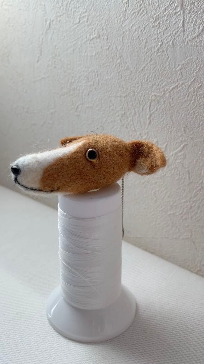 羊毛フエルト チャーム　犬型 イタグレ　ブラウン レッド系&ホワイト