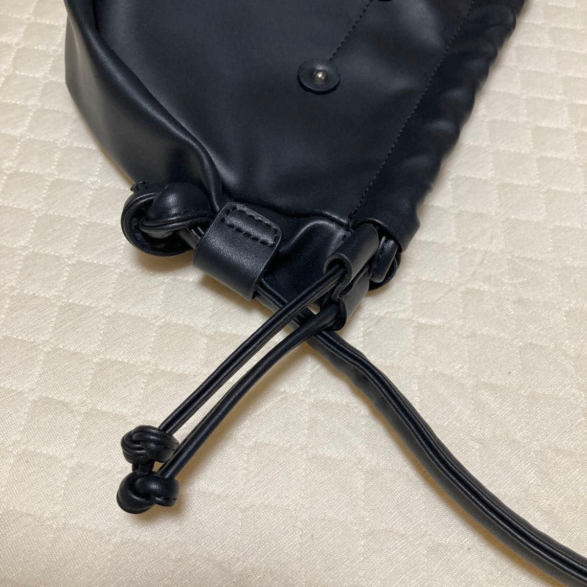 ムーン型　月　半円　半円形　バッグ　ショルダー　合皮　ブラック　黒　マジックスナップ　簡単開閉　ポケットあり　収納しやすい