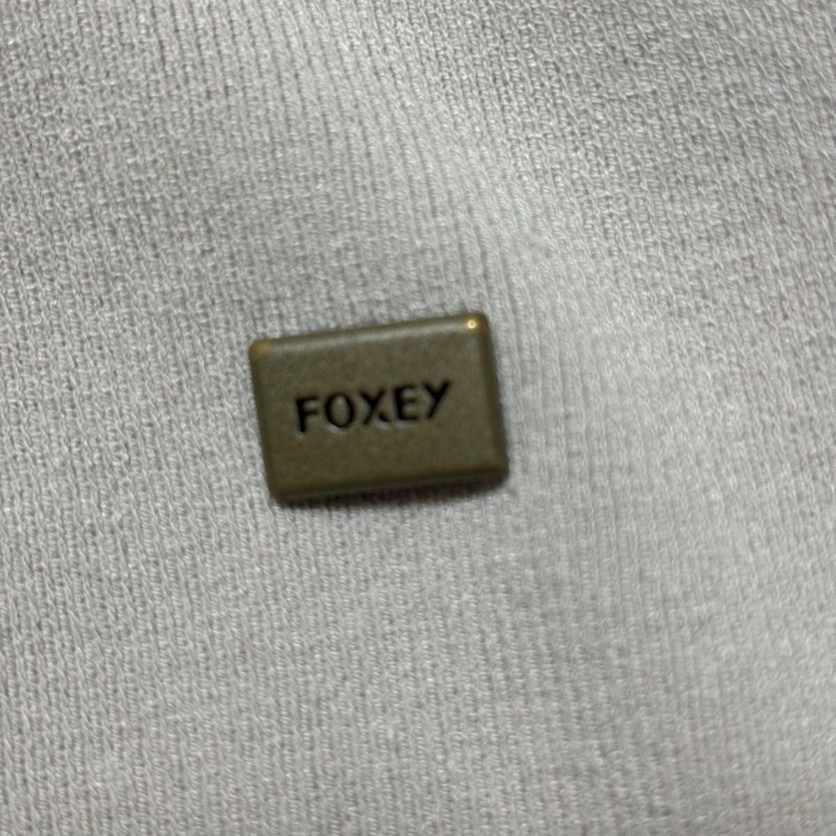 FOXEY フォクシー　ロゴプレート　襟ありVネックニット7分袖　カットソー　40