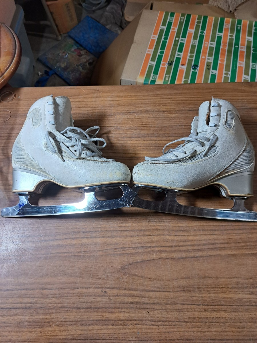 EDEA エデア フィギアスケート アイススケート シューズ 靴 レディース 235 22.5cm位 イタリア製 ブレード数 8 3/4''_画像1
