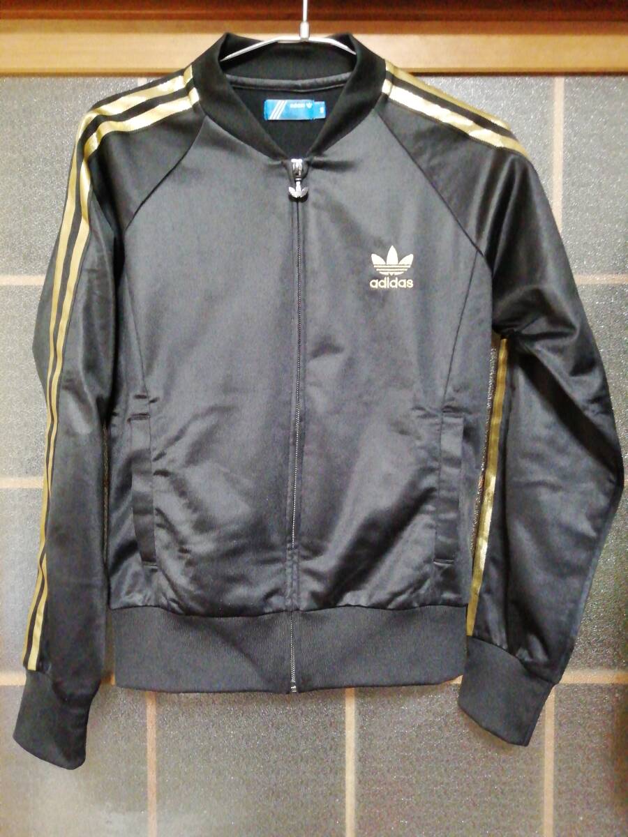 【中古美品】アディダス adidas レディース 女性 Mサイズ ジャンパー ジャケット ブラック 黒 ロゴ 金色 ゴールド ノーカラー 襟無し の画像1