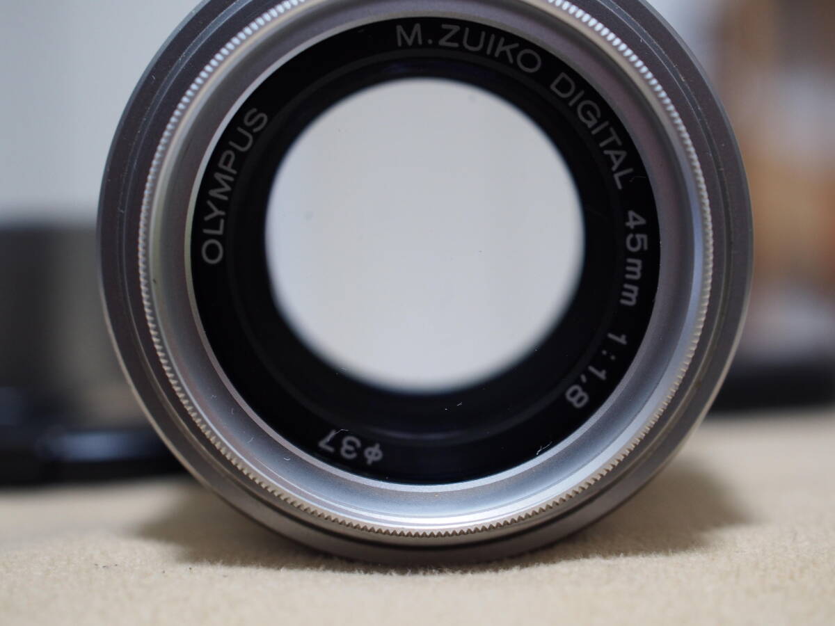 オリンパスOLYMPUS M.ZUIKO DIGITAL 45mm F1.8 単焦点レンズ＋純正フード＋前後キャップ_画像6