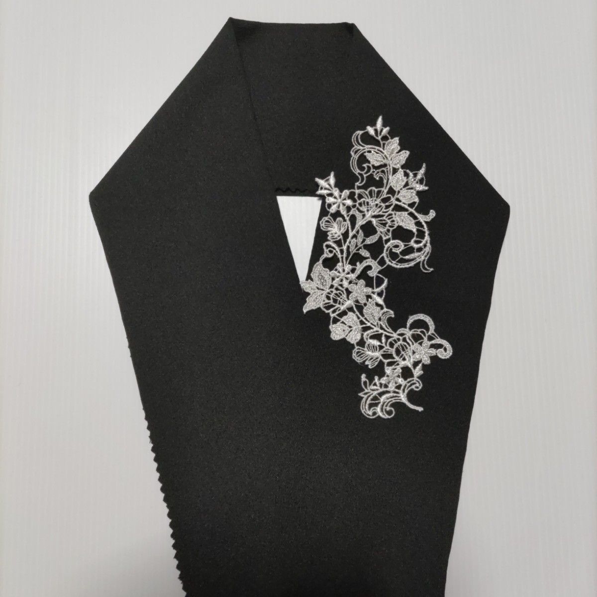Ｐ-8095 きらきら銀糸入り刺繍　花模様モチーフレース　１枚　半襟　重ね衿