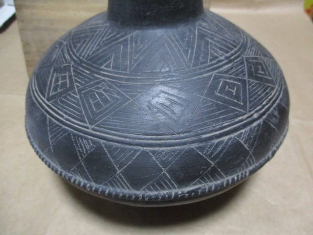 中国　黒陶土器　長頸壷　箱付き　Q54-3