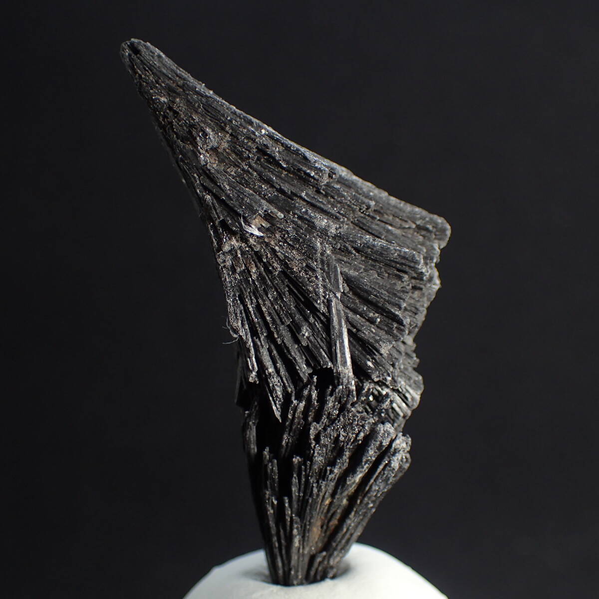 ブラジル産 ブラックカイヤナイト d 天然石 原石 鉱物 藍晶石 カイヤナイト パワーストーン 100スタ_画像1