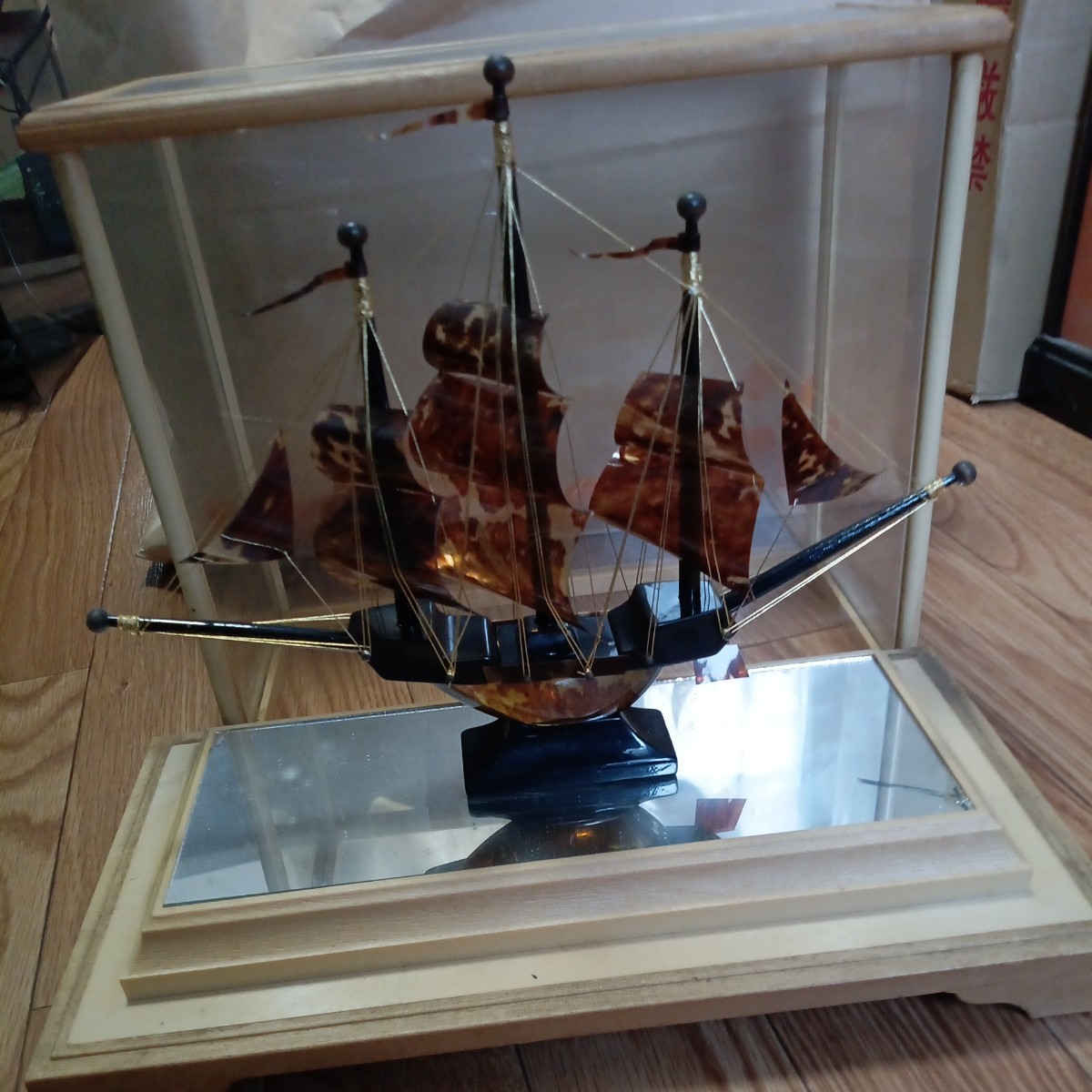 アンティーク　ガラスケース入り　べっ甲　オランダ船模型　鼈甲　船　帆船模型　置物　飾り物　インテリア　コレクション　0201-B3Y-TA6_画像1