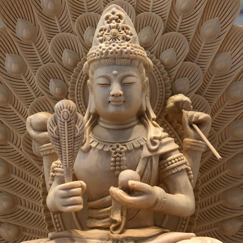 高品質 人気新作！極上の木彫 仏教美術 精密彫刻 仏像 手彫り 極上品 孔雀明王座像 高さ38cm _画像7