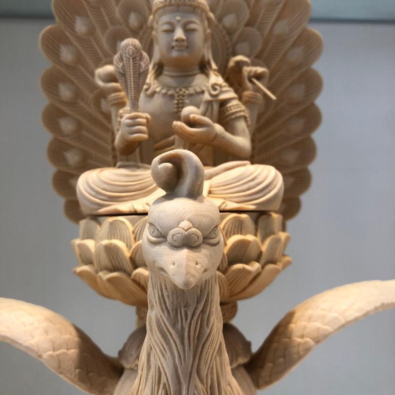 高品質 人気新作！極上の木彫 仏教美術 精密彫刻 仏像 手彫り 極上品 孔雀明王座像 高さ38cm _画像5