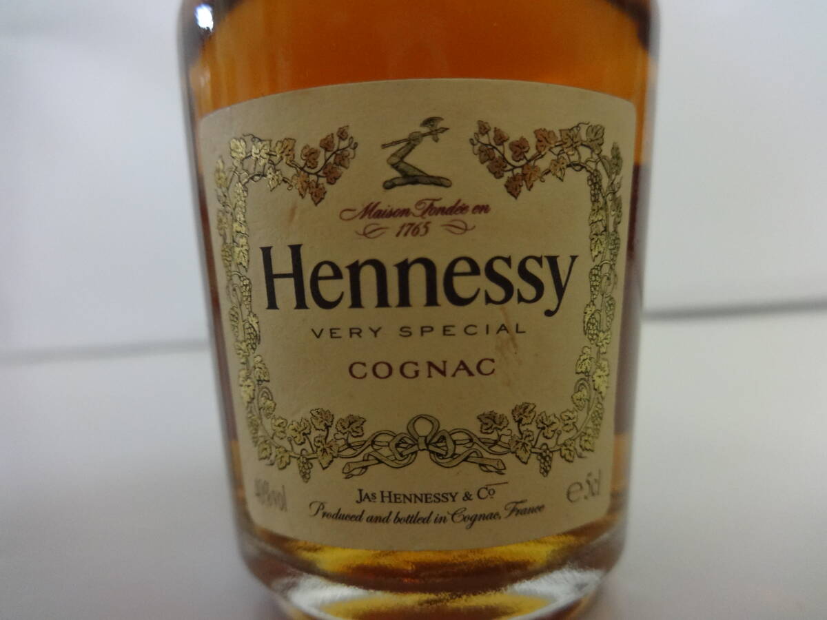 A982 未開栓 酒 ブランデー ヘネシー ベリースペシャル Hennessy VERY SPECIAL COGNAC 40度 50ml 4本セット ミニボトル_画像3