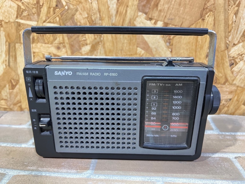 B113〔ジャンク品〕AM/FM　SANYO ラジオ　RP-6160（GR）_画像1