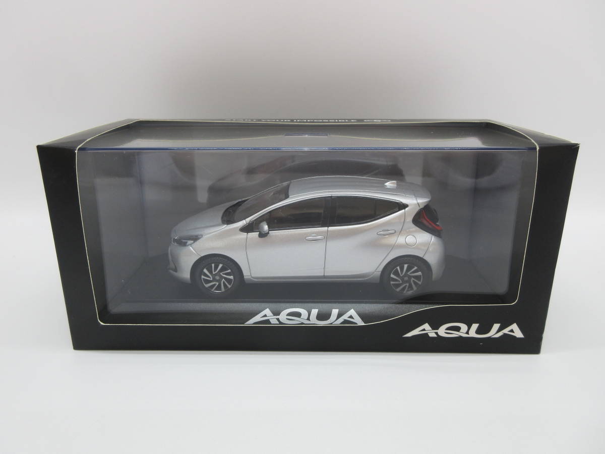 1/30 トヨタ 新型アクア 2021 最新モデル　AQUA カラーサンプル ミニカー 非売品　シルバーメタリック