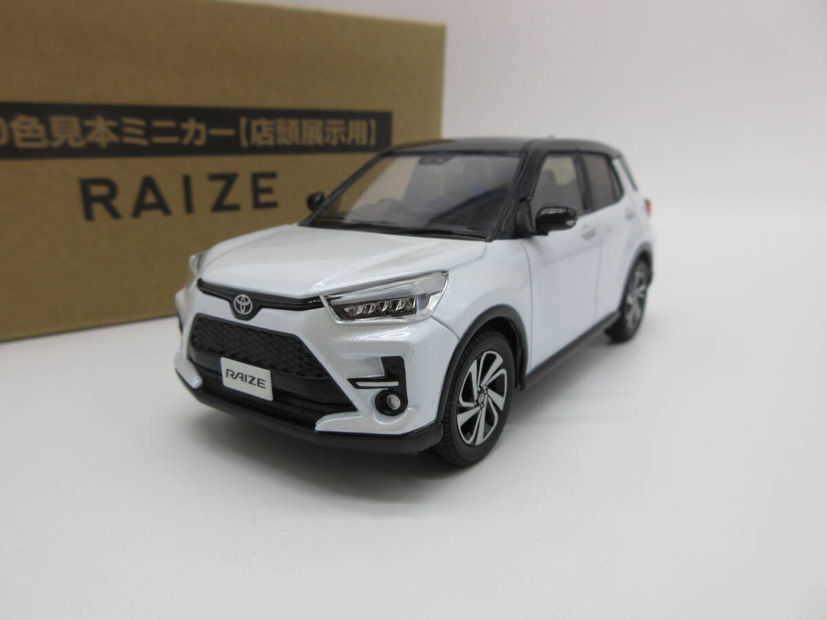 1/30 トヨタ 新型ライズ RAIZE ダイハツ ロッキー OEM 非売品 カラーサンプル ミニカー ブラックマイカ×シャイニングホワイトパール_画像1