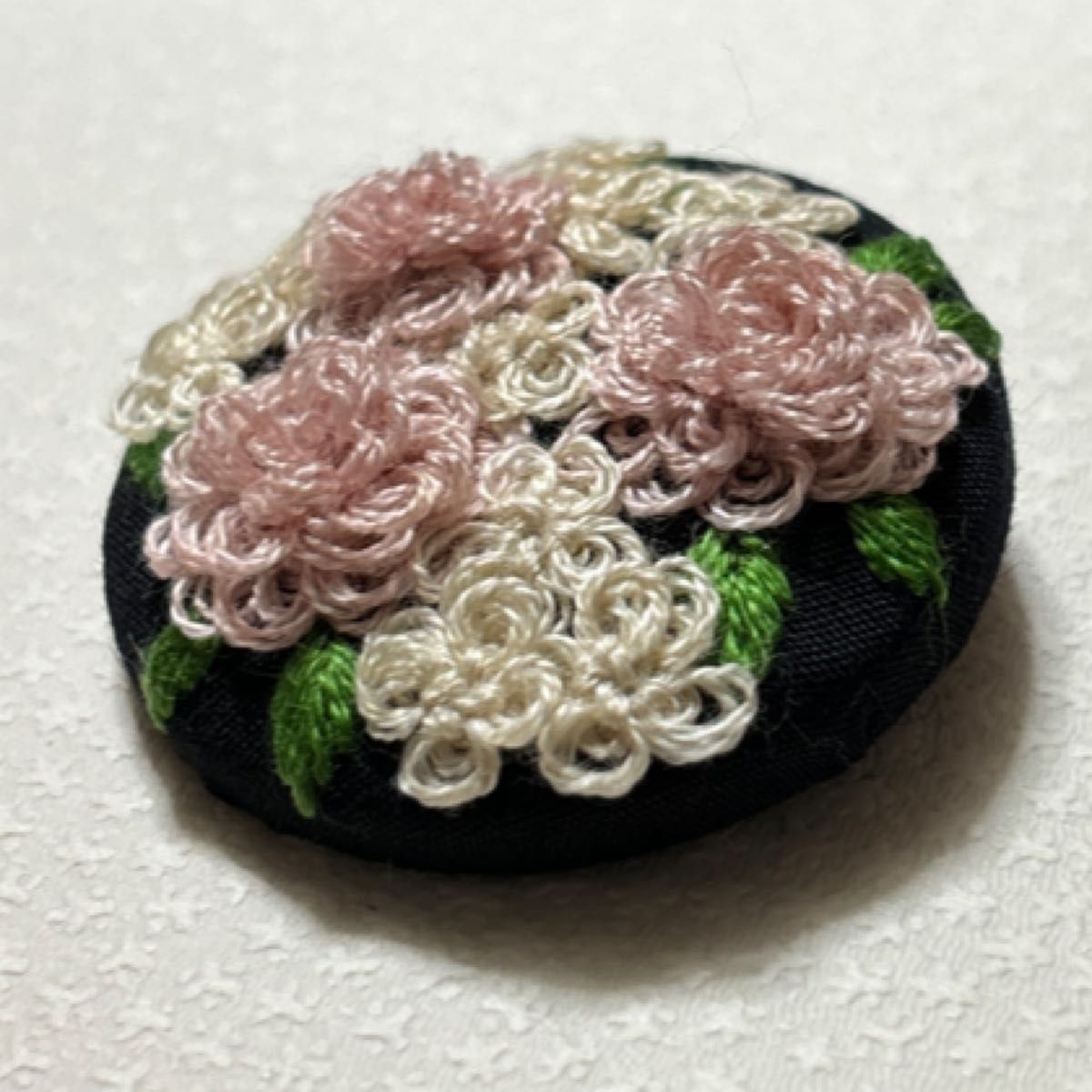 刺繍ブローチ　淡いピンクもこもこ　花　 ハンドメイド　くるみボタン　