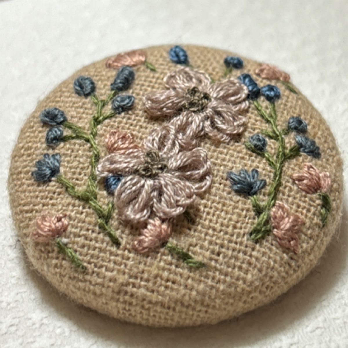 刺繍ブローチ　くすみピンク　ベージュ系　花　ハンドメイド　くるみボタン　