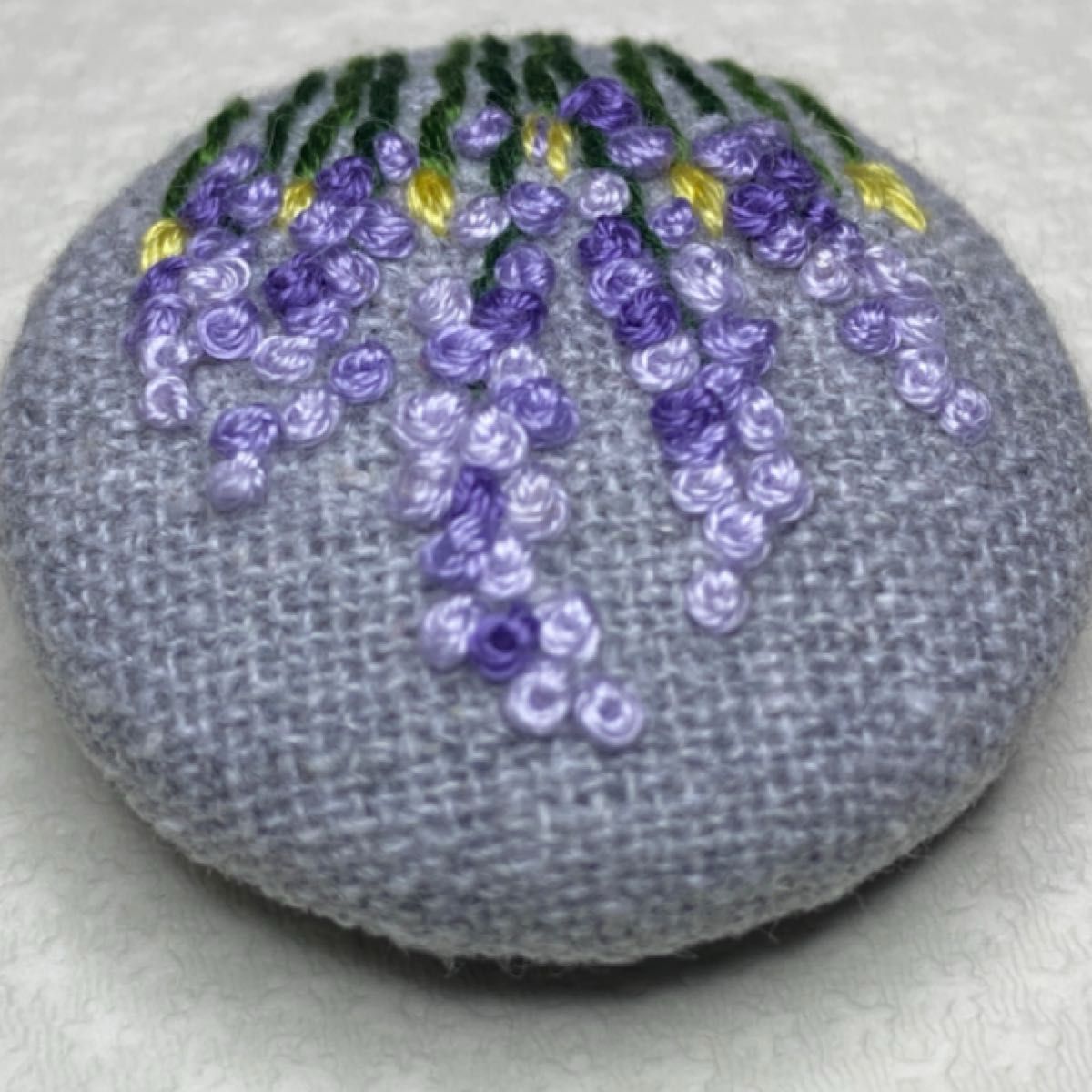 刺繍ブローチ　紫色系　花　 ハンドメイド　刺繍くるみボタン