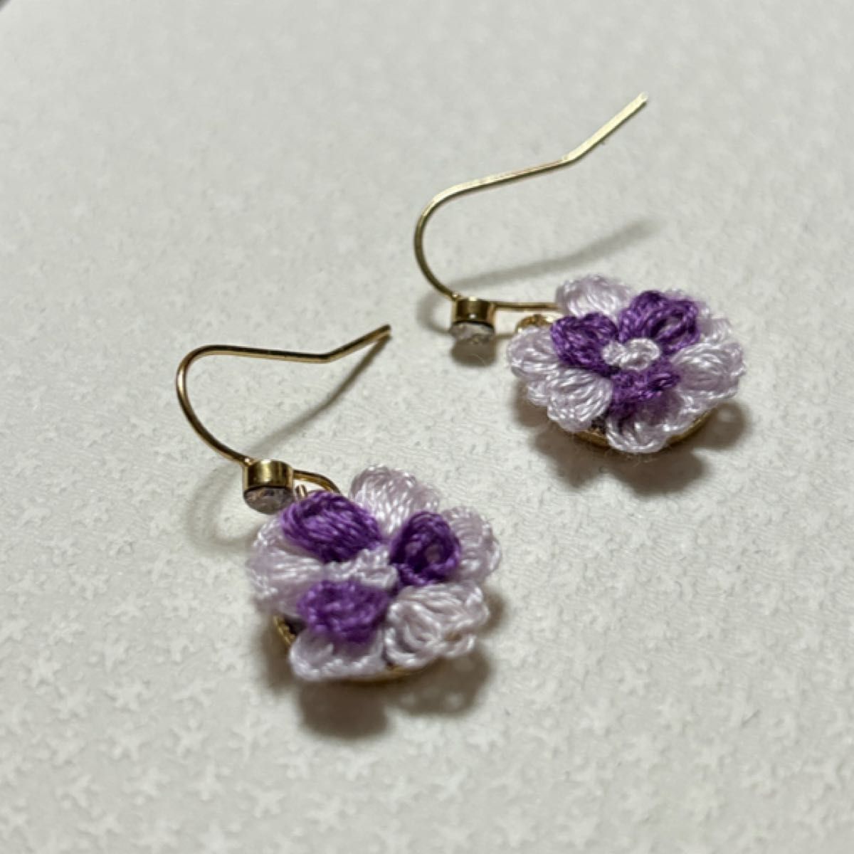 刺繍ピアス/イヤリング　ハンドメイド　明るめの紫色系　花　 フックピアス