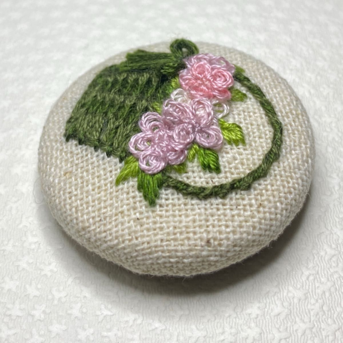 刺繍ブローチ　濃い緑色花かごリボン　ピンク濃淡　花　ハンドメイド　 刺繍くるみボタン