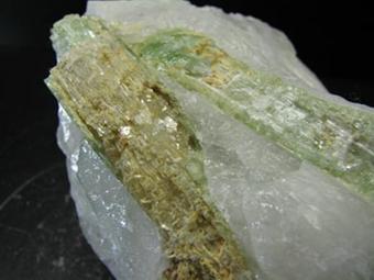 グリーントルマリン付き水晶原石 １，６００ｇ、クリスタルクォーツ、水晶、トルマリン、天然石、パワーストーン、クリスタル、白水晶原石の画像8