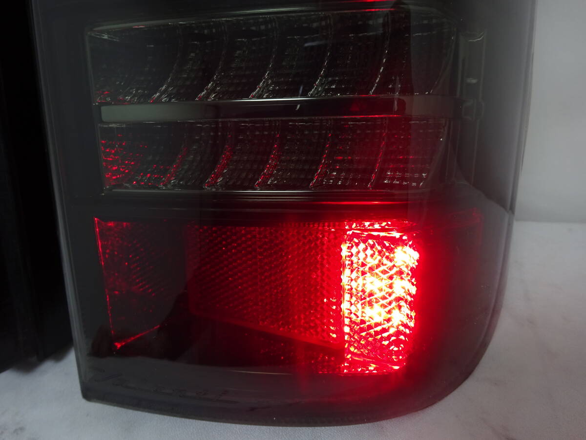 点灯確認済 ハイエース 200 Valenti ジュエル LEDテール LEDテールランプ REVO TYPE2 ライトスモークブラッククローム TT200HR2-SB-3 ③_画像7