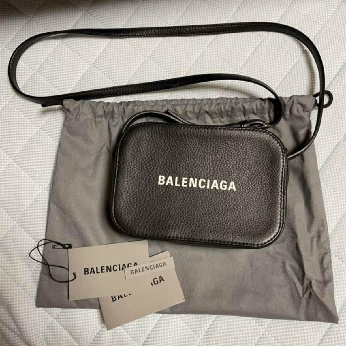 バレンシアガ ブラック BALENCIAGA エブリデイ カメラバッグ レザー 斜め掛け ショルダーバッグ 黒 キャリーポーチ