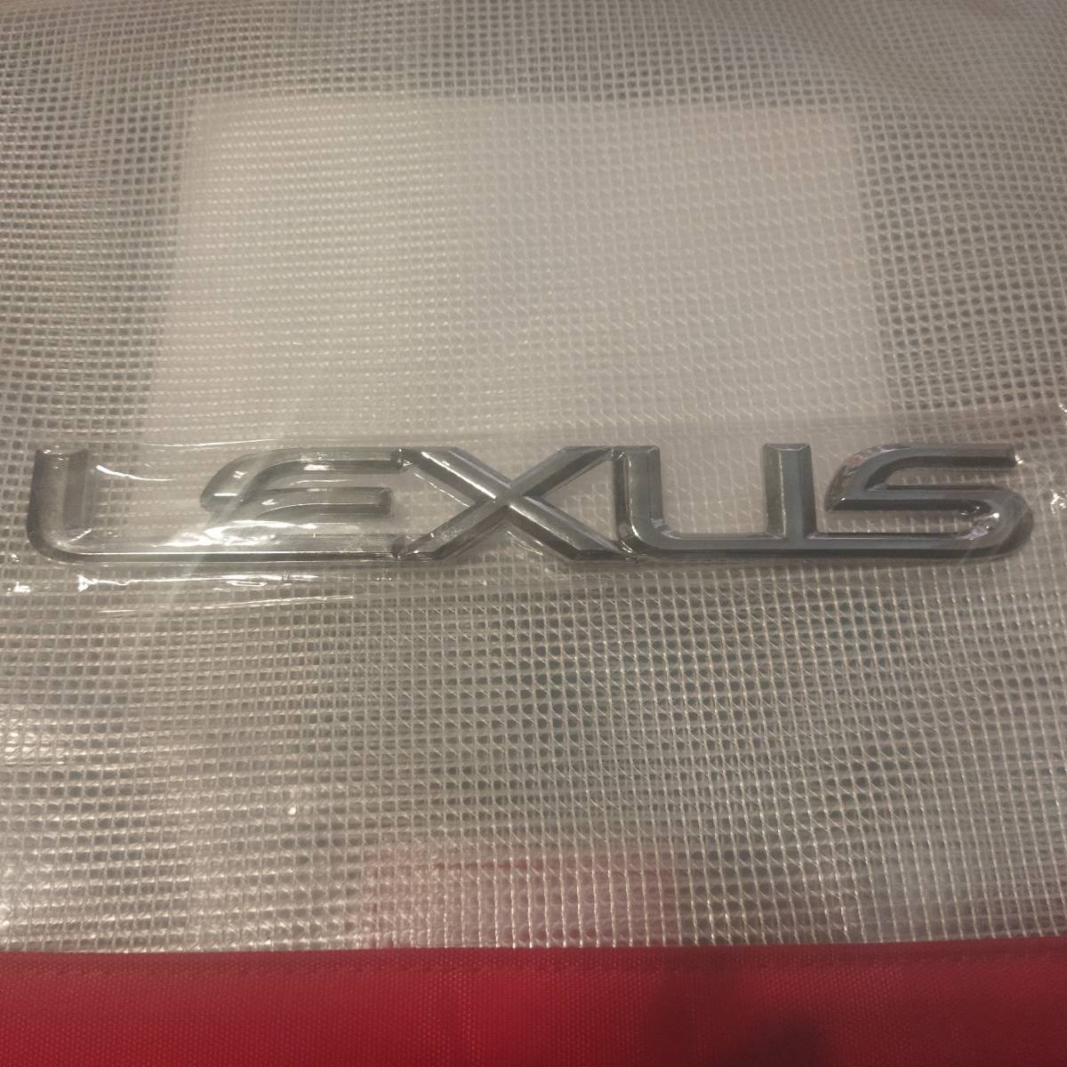 【送料込】LEXUS(レクサス) 3Dエンブレム(両面テープ付) メッキシルバー 縦2.4cm×横19cm 金属製 　_画像1