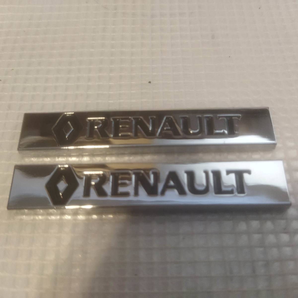 【送料込】RENAULT(ルノー) エンブレムプレート 黒文字　縦1.0cm×横6.0cm　2枚組　金属製　_画像1