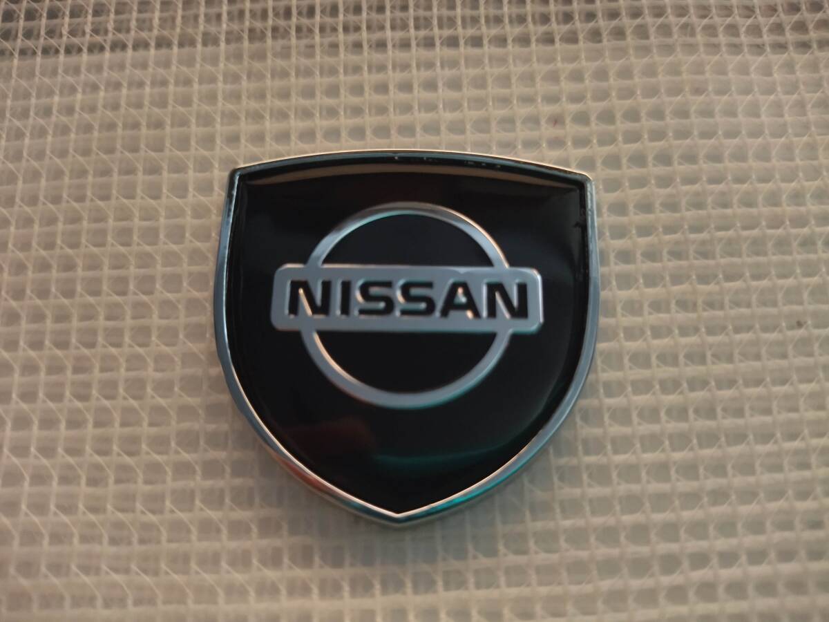 【送料込】NISSAN(日産) ホームベース型エンブレム ブラック 縦3.9cm×横3.9cm×厚さ2.5ｍｍ の画像4