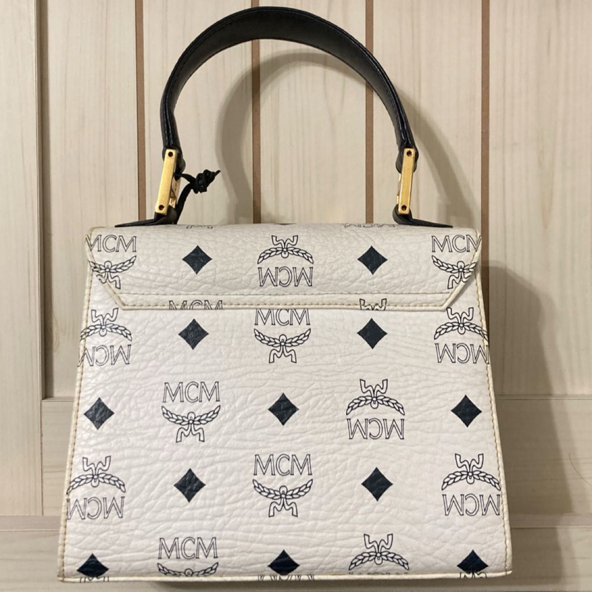 【バッグ】MCM エムシーエム ロゴグラム ハンドバッグ ミニバッグ PVC レザー ホワイト ブラックゴールド金具 【中古】