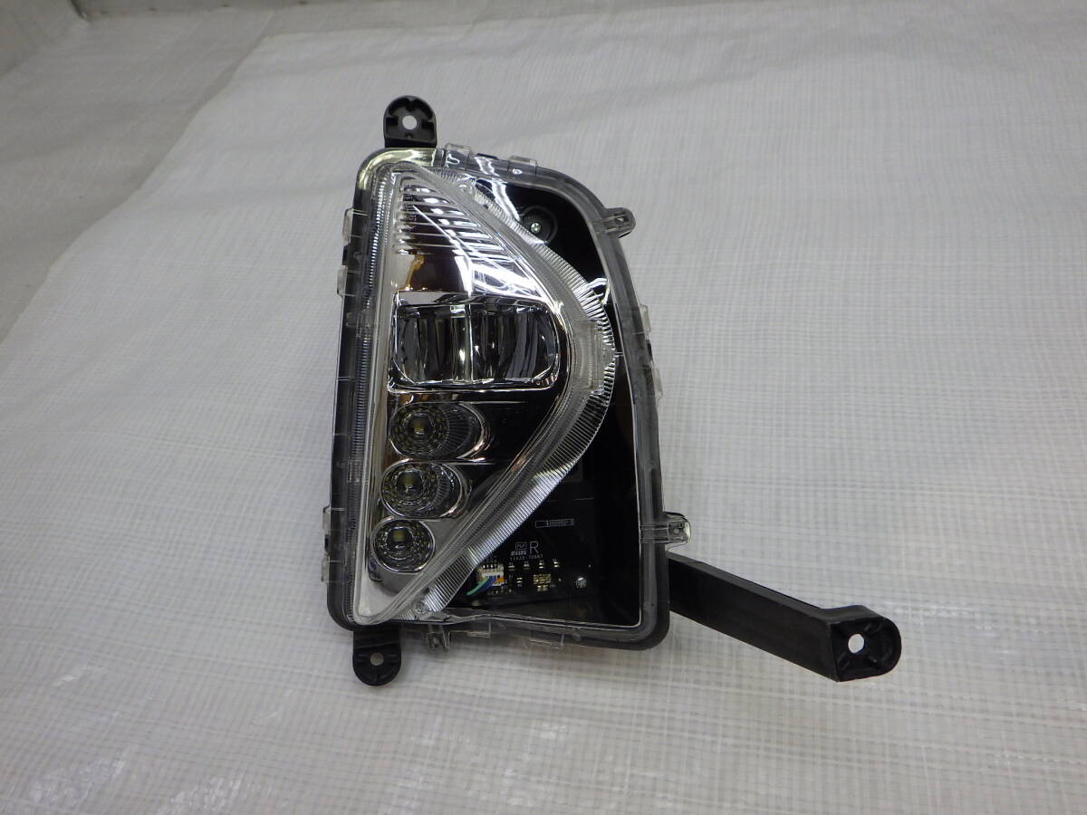  previous term ZVW50/ZVW51/ZVW55 Prius original right foglamp right foglamp light LED KOITO 47-83 81210-47030