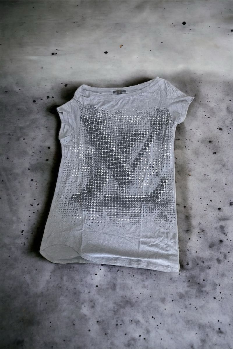 ルイヴィトン　３Ｄロゴ　モード感高めのアシンメトリーTシャツ　極美品　未使用に近い　カットソー　トップス 半袖　
