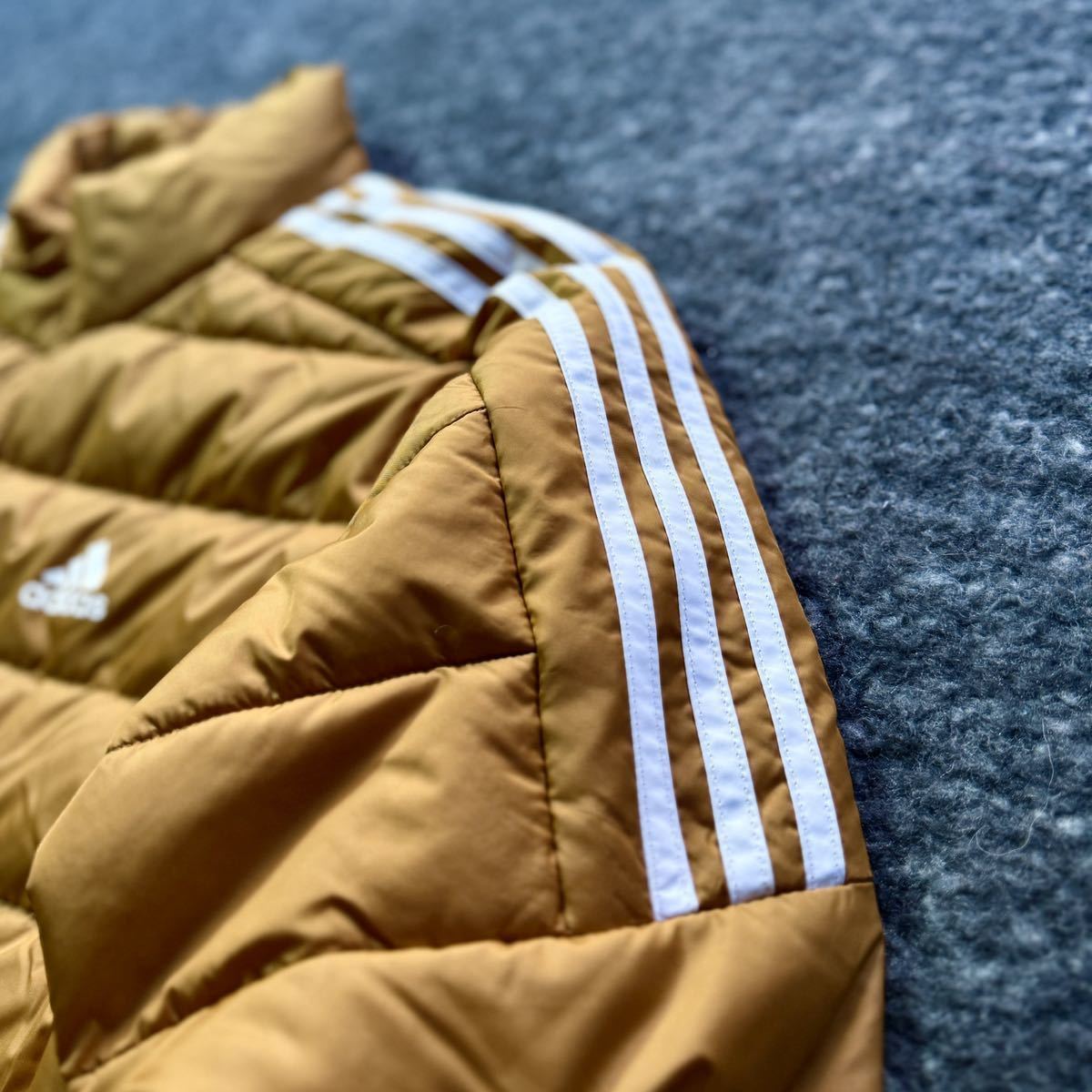 【格安送料】新品未使用 Mサイズ adidas アディダス ダウン ジャケット 防寒 保温 ダウン80% フェザー20% 3ストライプ アウター 正規品_画像6