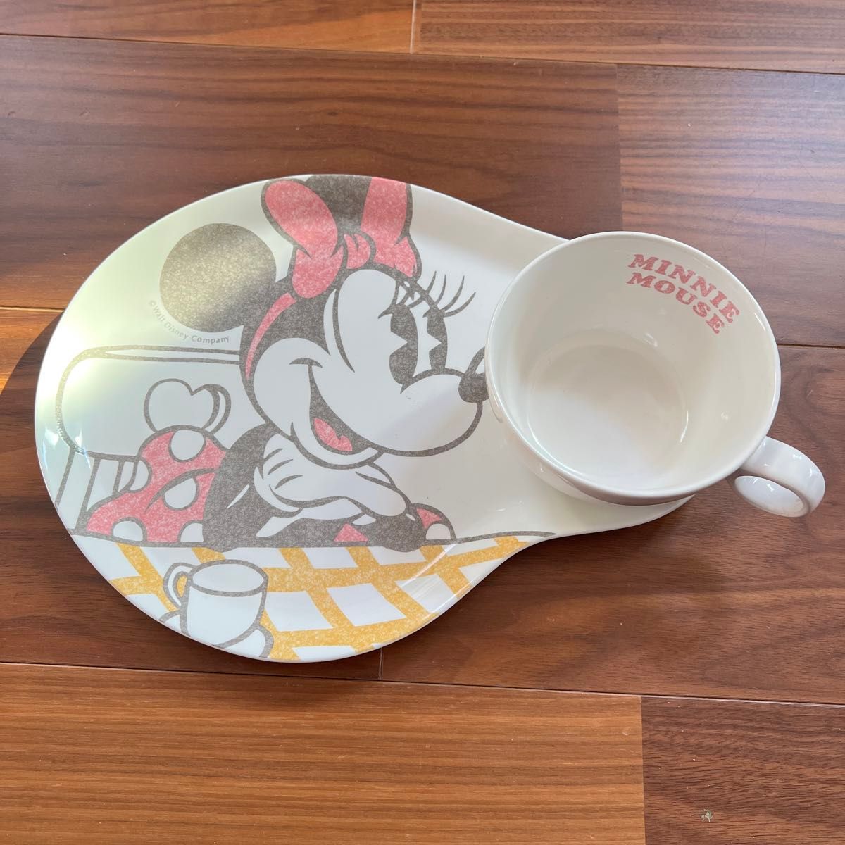 ミニーマウス食器セット　ミニーちゃん　カップ　お皿　ミニーマウス　新品　未使用