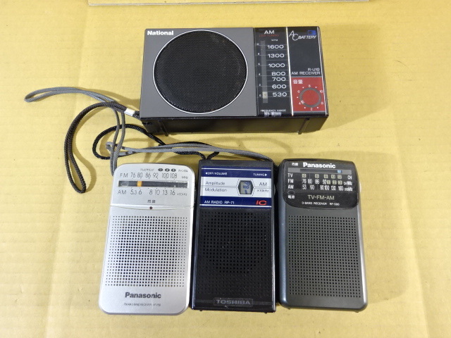 PH-17/Nationalナショナル R-U10 RF-P50 RF-580 TOSHIBA東芝 RP-71 ポータブル FM AM ラジオまとめて 部品取り ジャンク_画像2