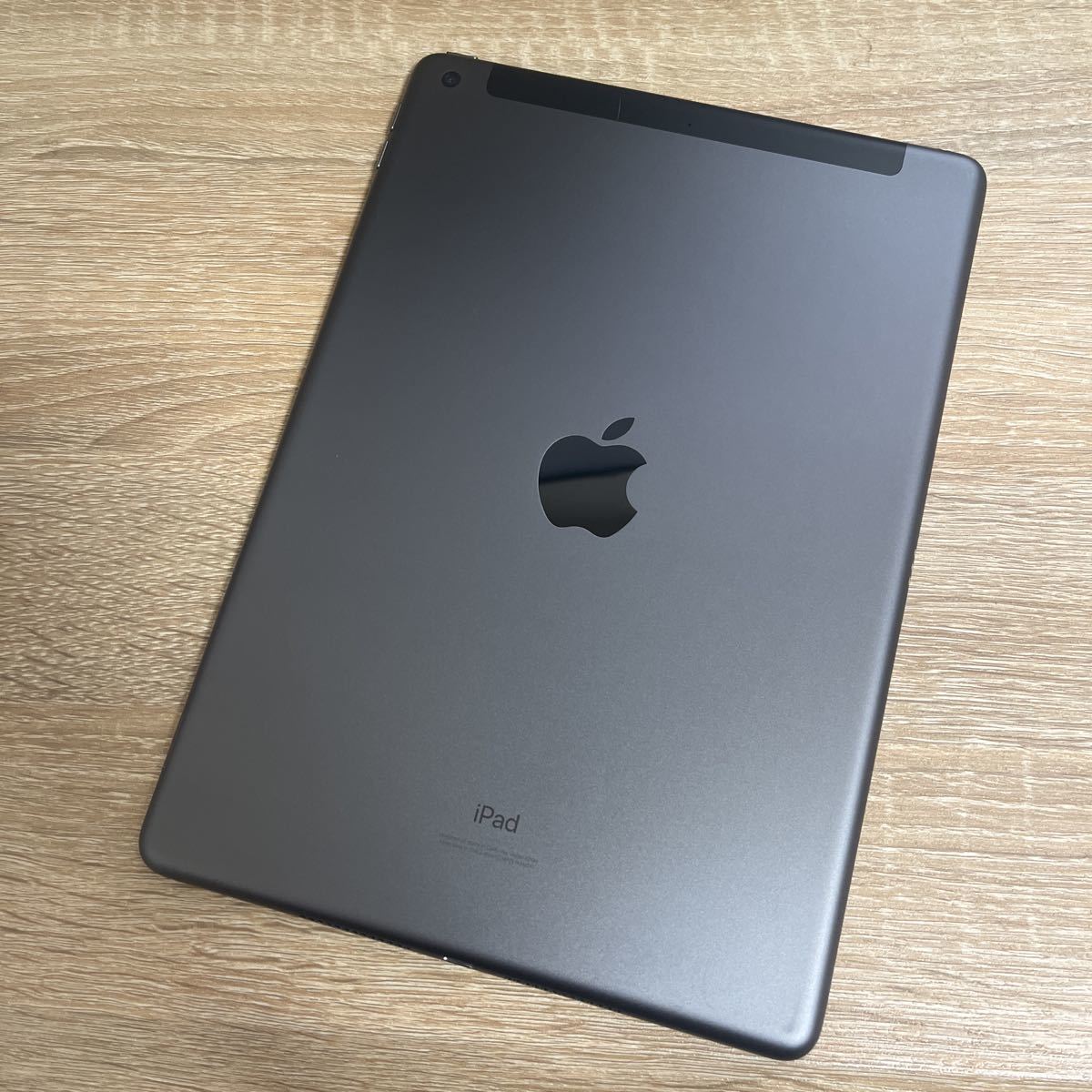 送料無料 au iPad 第7世代 32GB cellular WiFi SIMフリー 美品 付属品有り グレー 中古 本体 白ロム ipad7_画像2