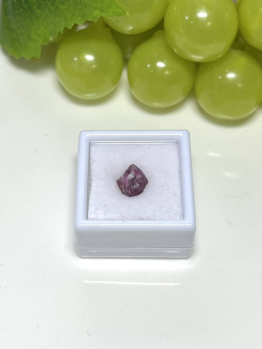 ルビー タンザニア産　2.53ct 8.8x8.5mm パープルレッド ファセット ラフ 非加熱_画像3