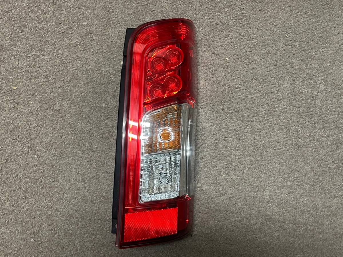 キャラバン NV350 E26 純正 後期 LED 左右 テール 26550-5YE0A 26555-5YE0A ICHIKOH D209 点灯確認済 即決有_画像4