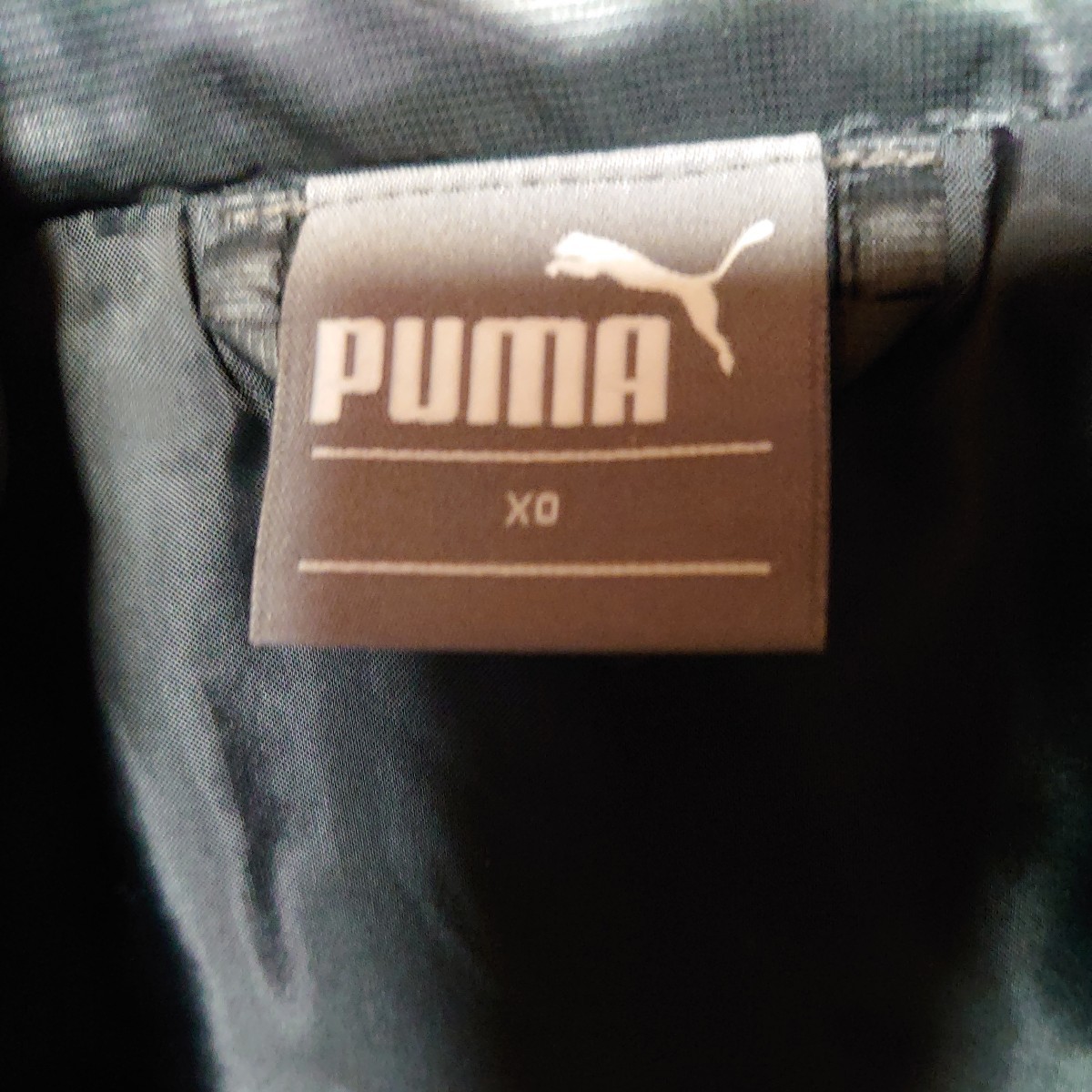 プーマ ダウンコートです。色はブラック、サイズはXOです。大きいです。これと言って汚れはありません。 PUMA ダウンジャケット_画像3