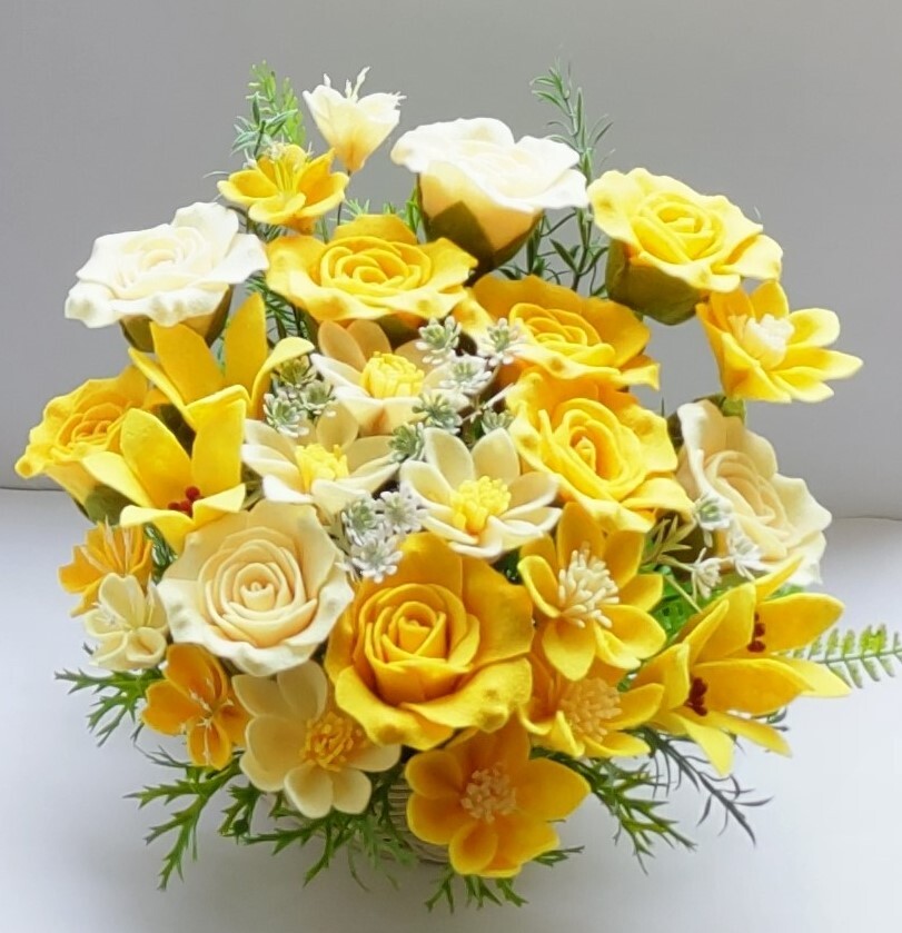 ☆フェルトで作った黄色いバラの花とユリの花、可愛い花たち☆_画像1