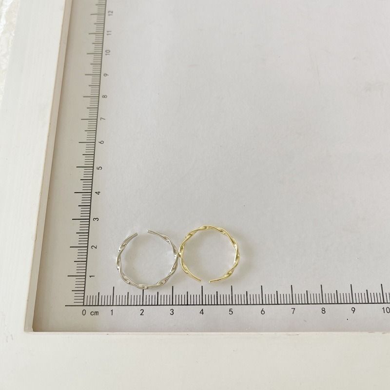 【新品】ツイストリング　シルバー　指輪　シンプル　韓国　フリーサイズ