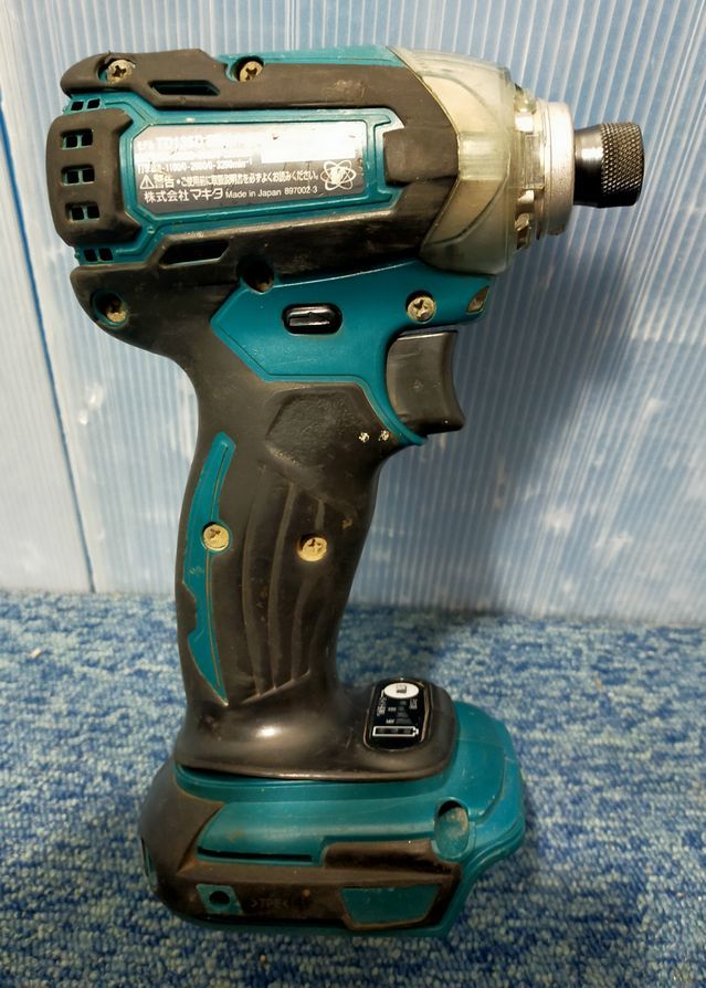 【NY586】makita マキタ 充電式インパクトドライバ TD136D 14.4V バッテリー2個 BL1430 充電器 DC18RF ケース付き _画像3