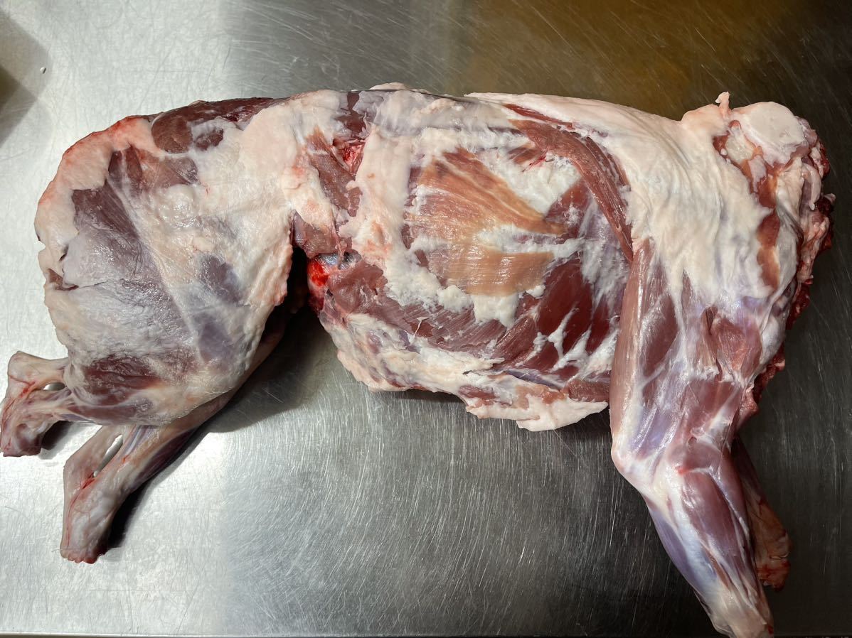 ！猪肉　丸々一頭　ロース　バラ　モモ　前足　骨付き肉　8.4kg (8400g)！①_画像1