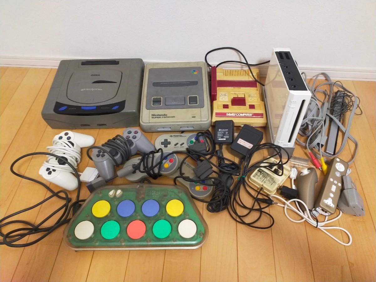 ★ジャンク品★　ファミコン　スーパーファミコン　セガサターン　wii 　本体など　レトロゲーム　四角ボタン　コントローラー_画像1