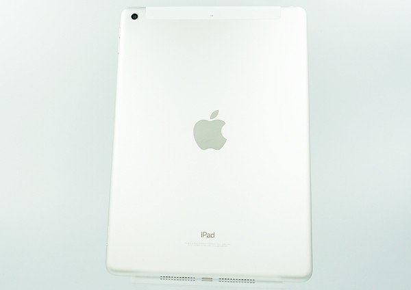 ◇【au/Apple】iPad 第5世代 Wi-Fi+Cellular 32GB SIMロック解除済 NP1L2J/A タブレット シルバー_画像1