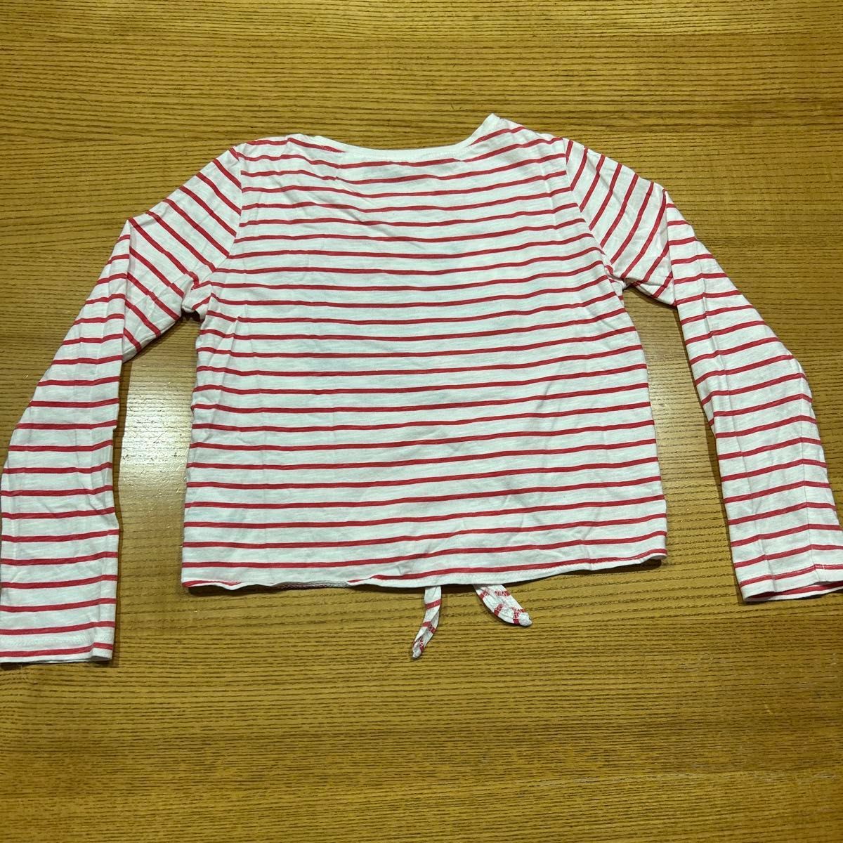 【H&M】(USED)ミニーちゃん 赤&白 ボーダー 丈短め 長袖Tシャツ 裾を結ぶデザイン 122/128(130cm)