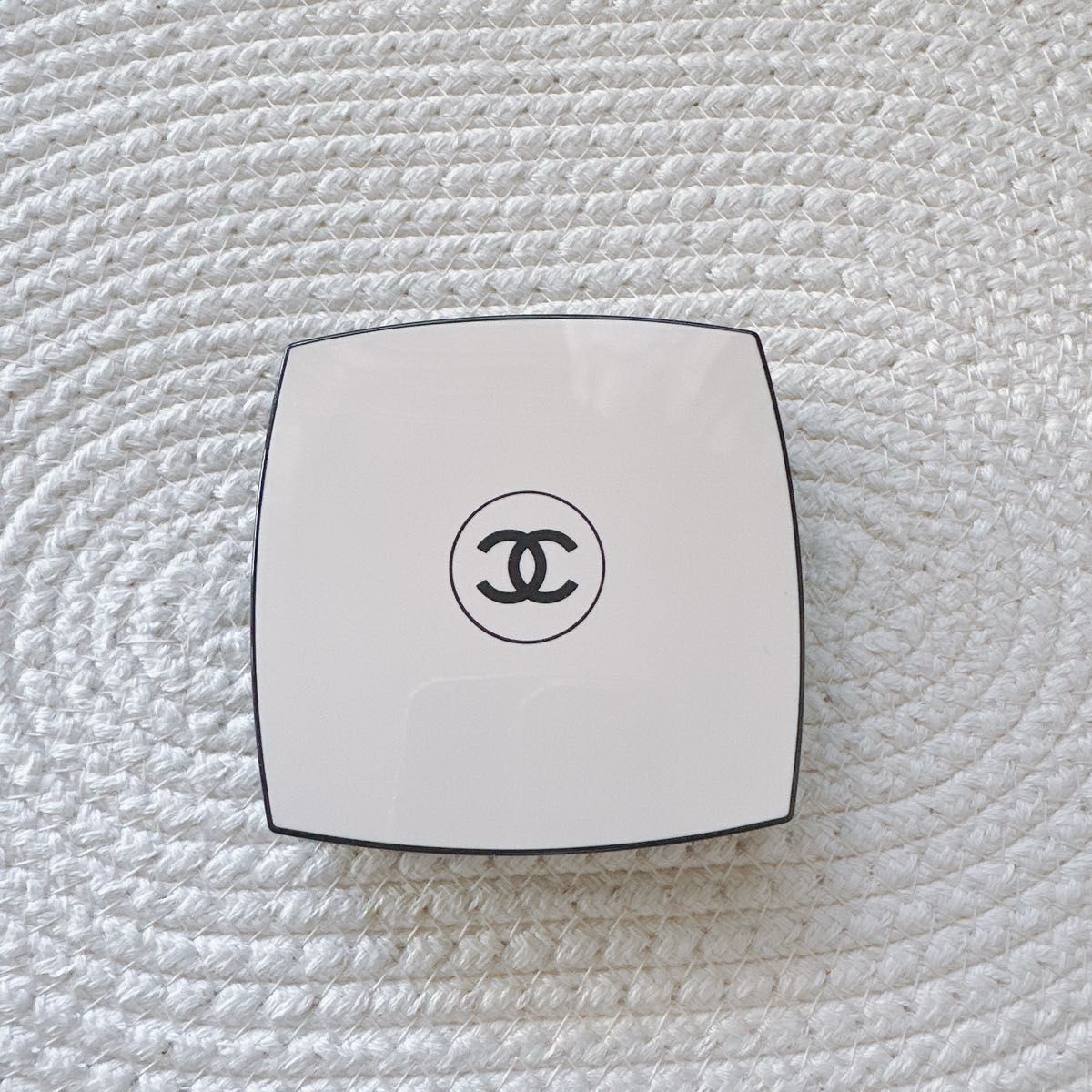 CHANEL レ ベージュ パレット ルガール 4 5g (ライト CHANEL レ ベージュ パレット ルガール 4 5g (ライト