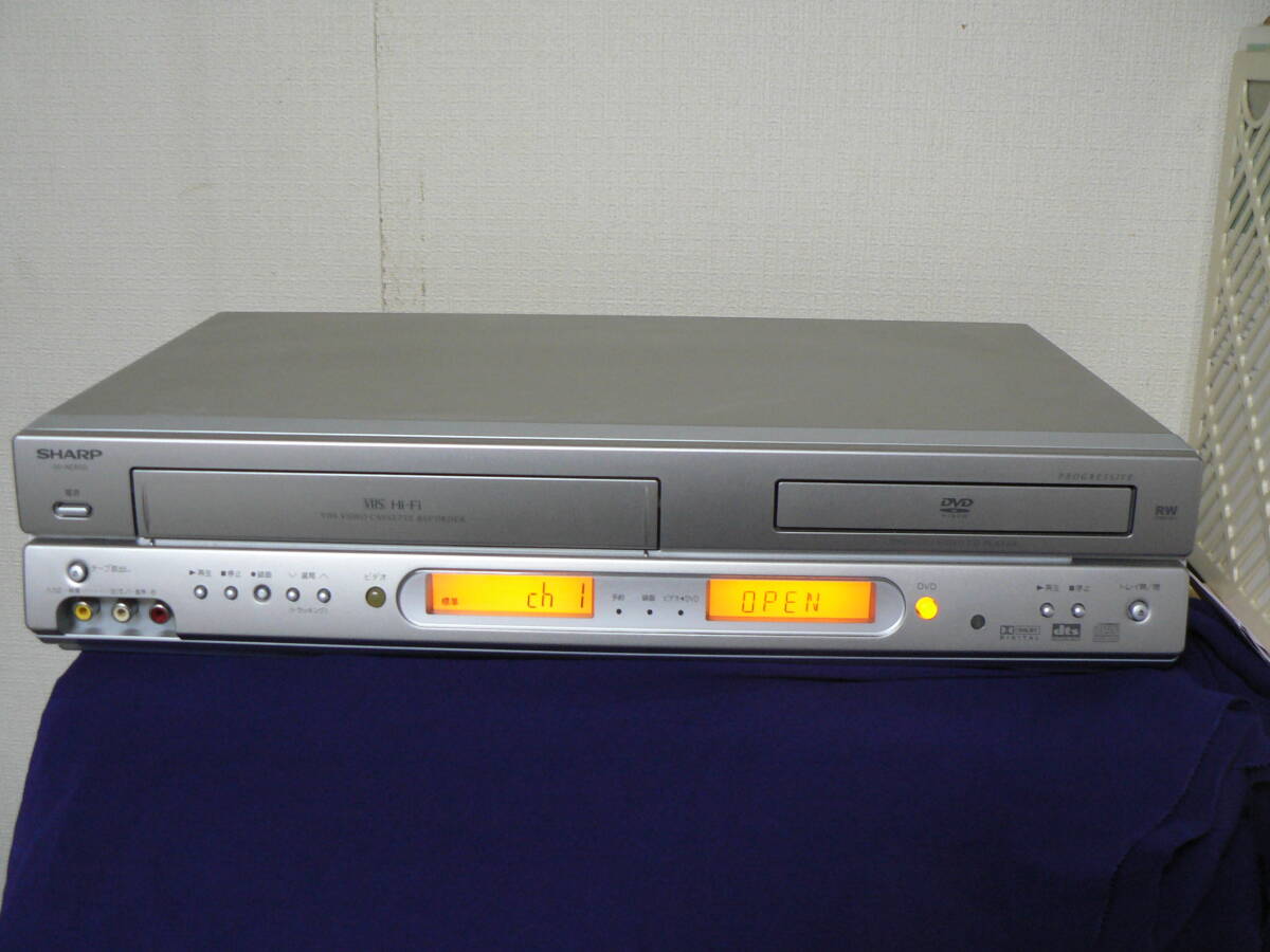 送料最安 000円 映像16-02：ジャンク品 シャープ VTR一体型DVDビデオプレーヤー SHARP DV-NC600 DVD不良、ビデオテープが見れますの画像1