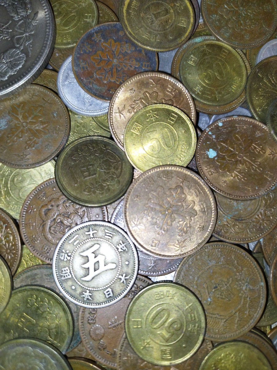 C01　2.04kg　貴重銀貨　未選別貴重日本古銭各種おまとめ　貿易銀貨 1圓銀貨 銀貨各種　1銭カラス 桐銅貨 半銭龍銅貨　古銭コイン参考銭_画像6