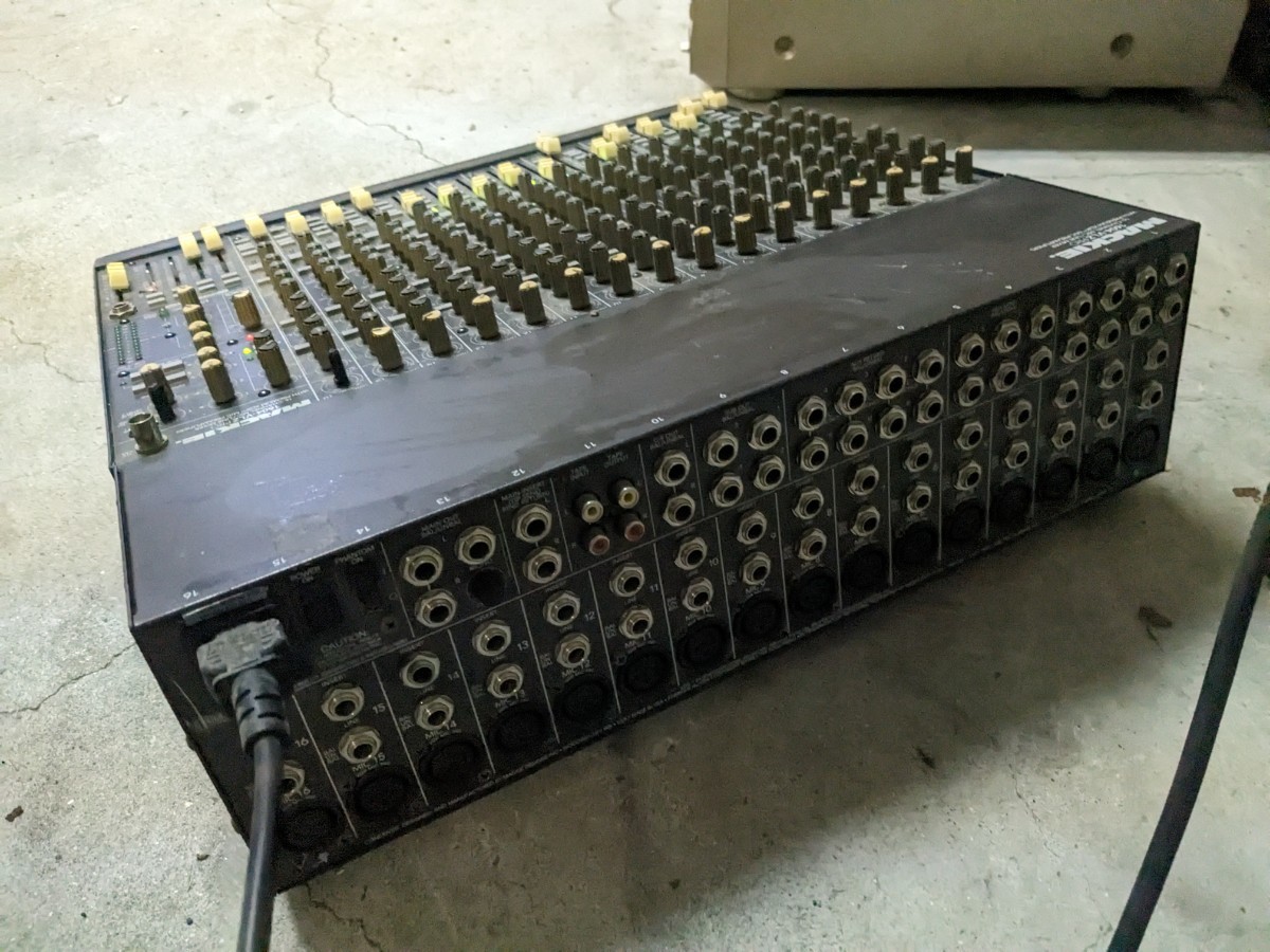 MACKIE 1604-VLZ PRO analog mixer 