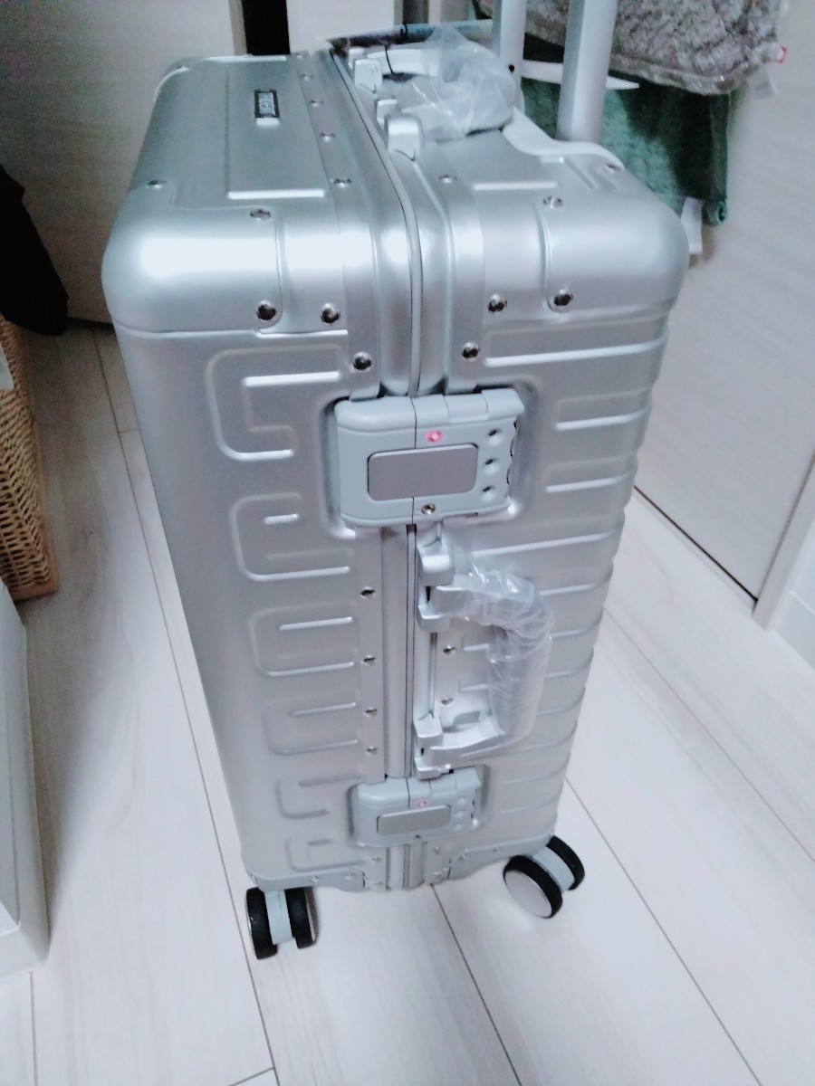 新品タグ付　アルミ製スーツケース　キャリー　機内持込　シルバー　高級 未使用 ビジネストラベル 旅行出張 小型 1〜3泊向 格安 _画像4