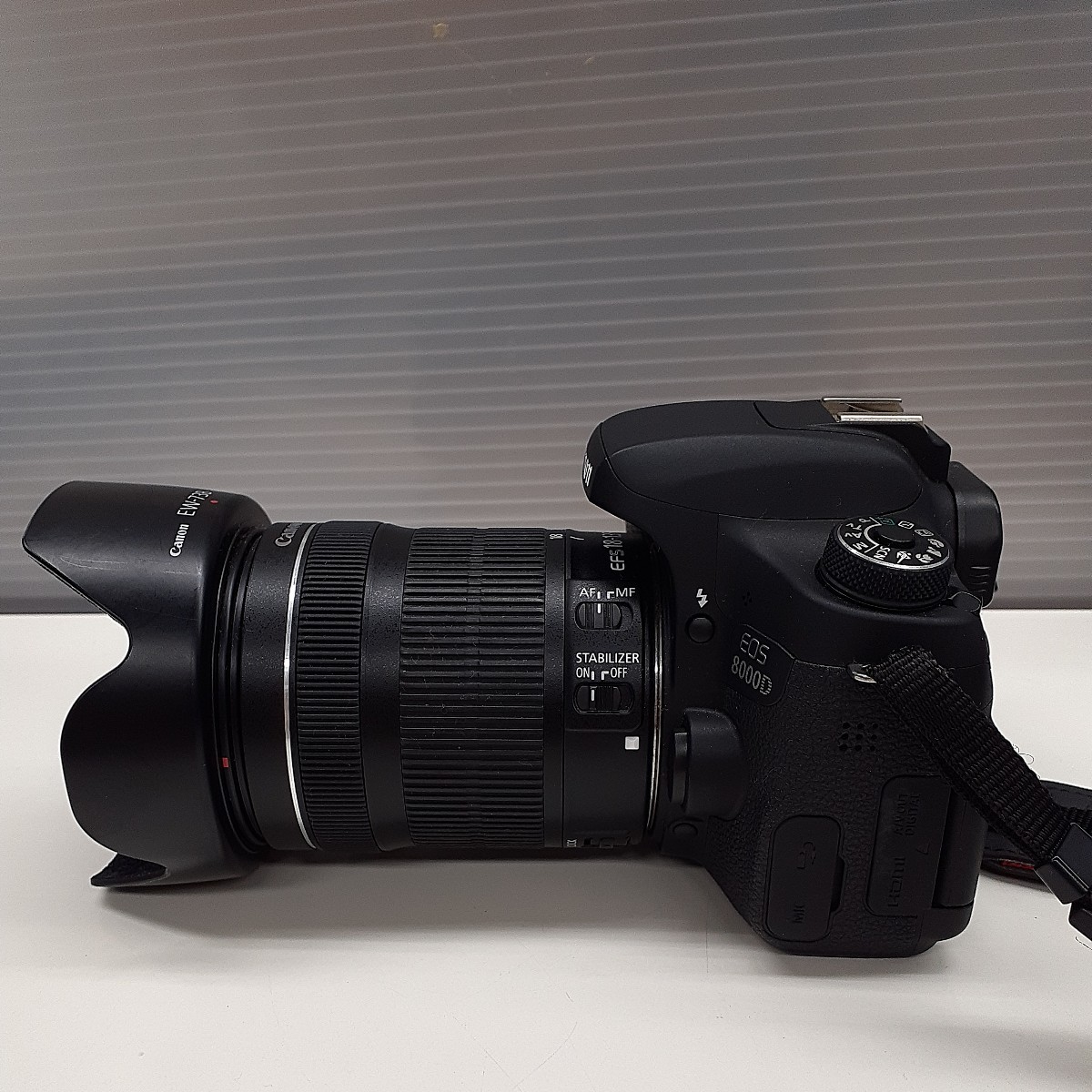 Canon キャノン EOS 8000D デジタル一眼レフ カメラ レンズ EF-S 18-135mm 1:3.5-5.6 IS STM 充電器付き　み_画像3